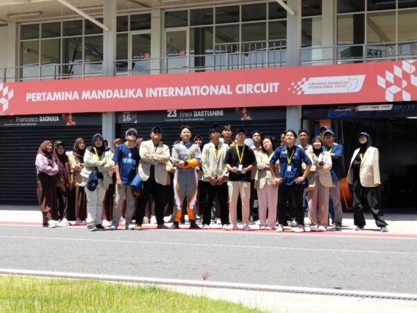 Kegiatan Edutour Mahasiswa KKN UGM Bersama Sejumlah Pelajar di Sirkuit Mandalika