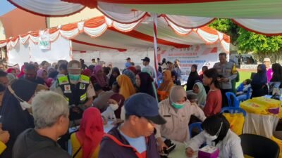 Polsek Labuapi Dampingi Warga Kesehatan Gratis dan Sembako untuk Warga