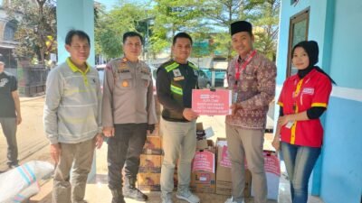 Alfamart Ulurkan Tangan, Bantu Korban Banjir di Mataram dengan Kebutuhan Pokok