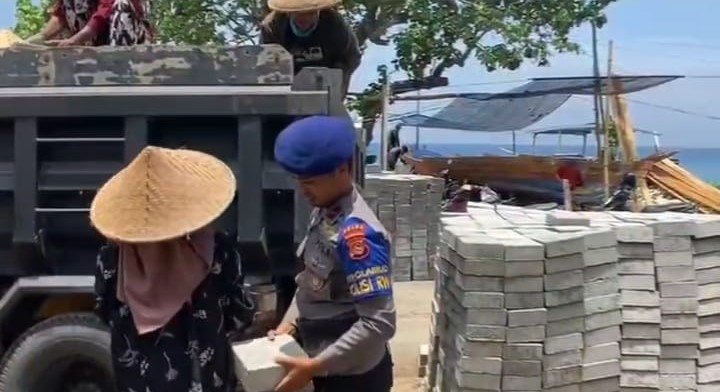 Wujud Sinergitas Polri dan Rakyat: Personel Polairud 'Angkat' Semangat Pembangunan di Lombok Utara