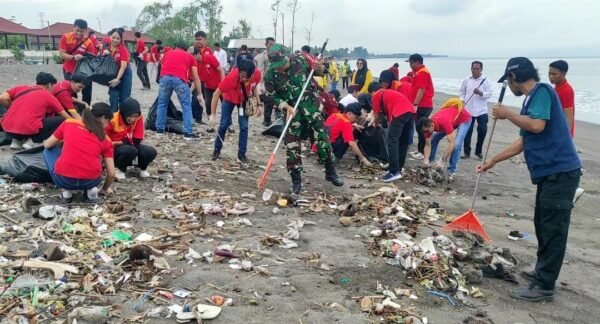 Bersih Pantai Loang Balok: Alfamart Tanam Ketapang Kencana, Dukung Mataram Kurangi 250 Ton Sampah Harian