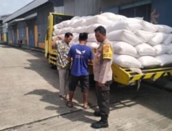 Amankan Stok Pangan, Polsek Gerung Dampingi Distribusi Jagung ke BULOG